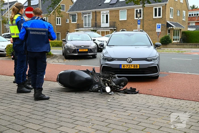 Scooterrijder gewond bij aanrijding met auto