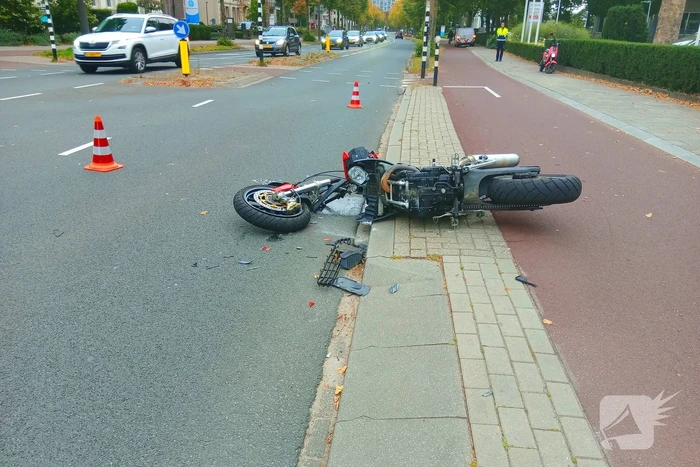 Motor en auto botsen in vrijdagavondverkeer