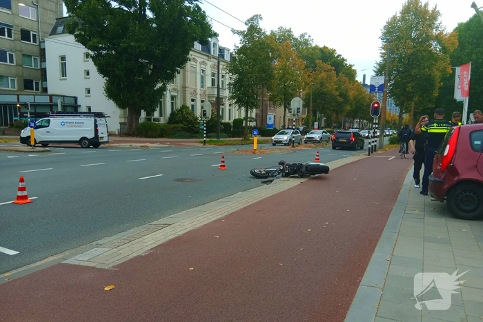 Motor en auto botsen in vrijdagavondverkeer