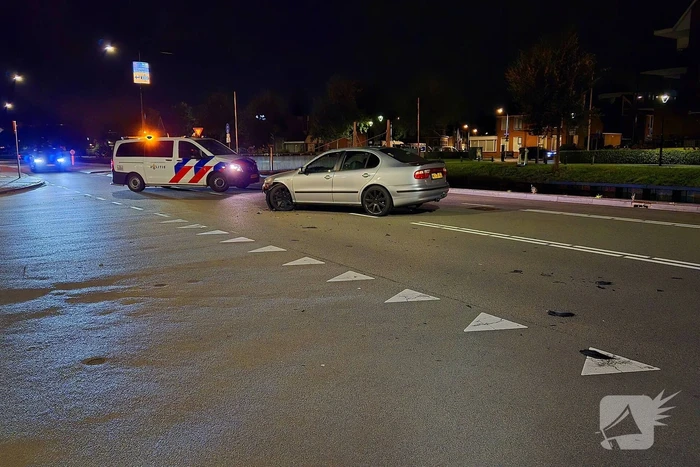 Voertuigen botsen op kruising, politie opzoek naar bestuurder