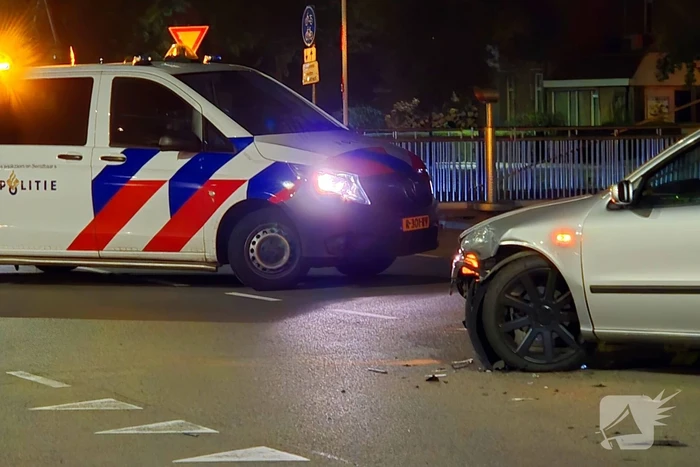 Voertuigen botsen op kruising, politie opzoek naar bestuurder