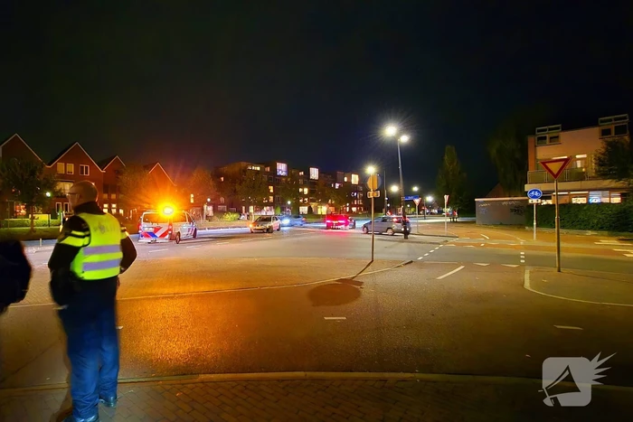 Voertuigen botsen op kruising, politie opzoek naar bestuurder