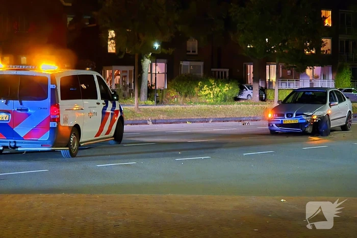 Voertuigen botsen op kruising, politie opzoek naar bestuurder