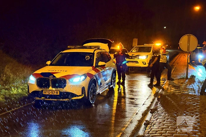 Auto belandt op kop in talud na ongeval