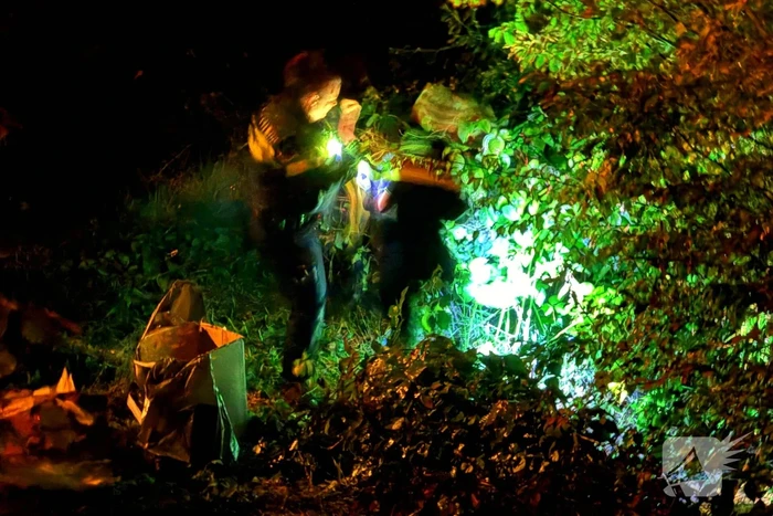Auto belandt op kop in talud na ongeval