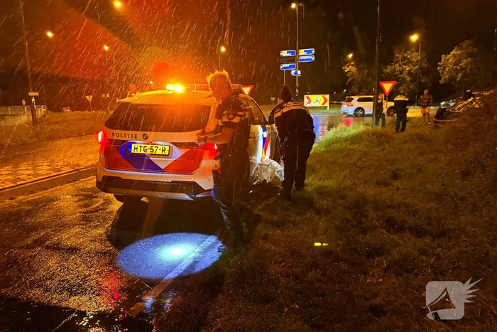 Auto belandt op kop in talud na ongeval