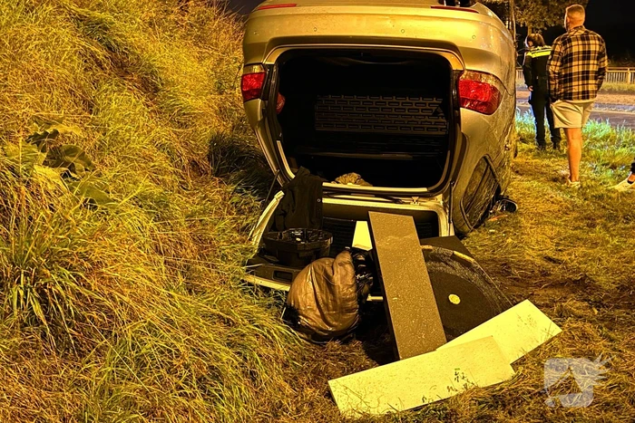 Auto belandt op kop in talud na ongeval