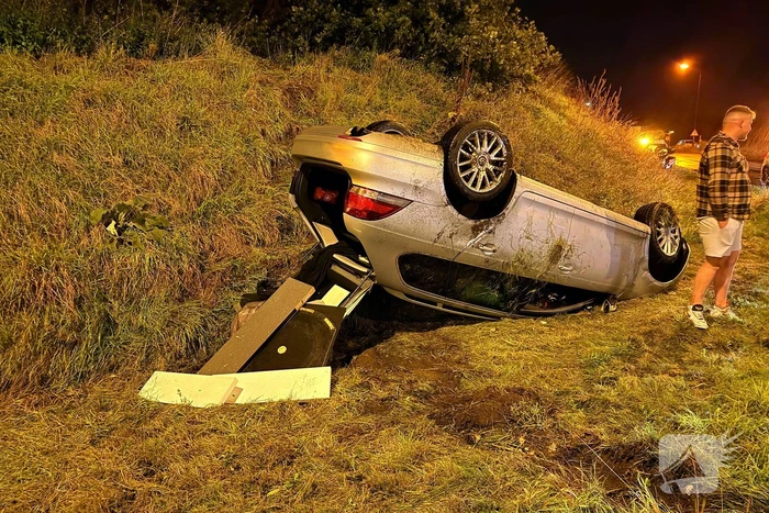 Auto belandt op kop in talud na ongeval