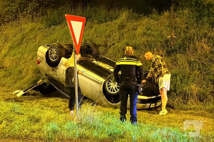 Auto belandt op kop in talud na ongeval