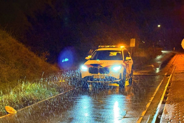 Auto belandt op kop in talud na ongeval