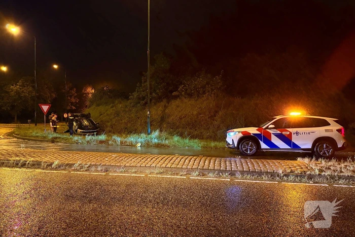 Auto belandt op kop in talud na ongeval