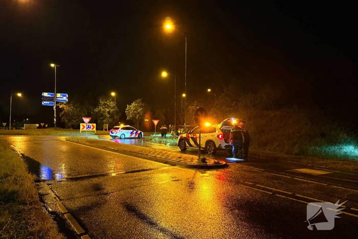 Auto belandt op kop in talud na ongeval