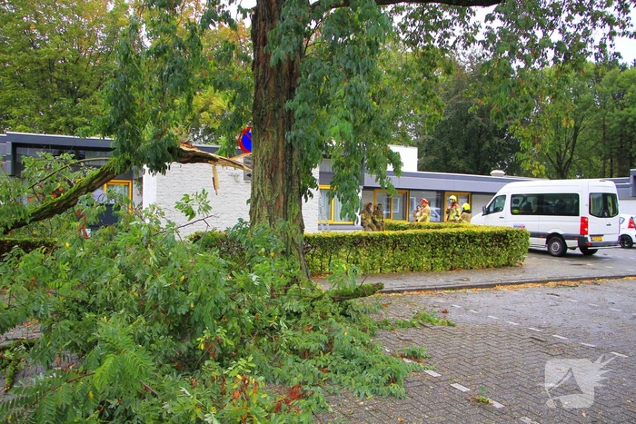 Grote tak valt door dak bij woning