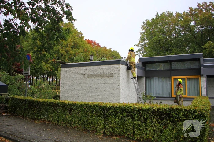 Grote tak valt door dak bij woning