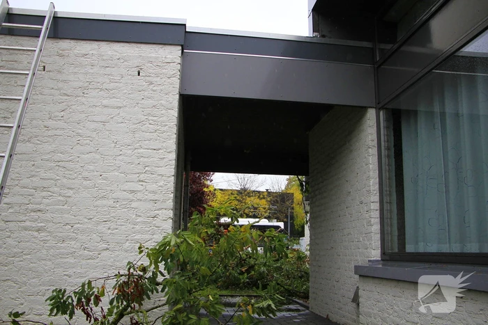 Grote tak valt door dak bij woning