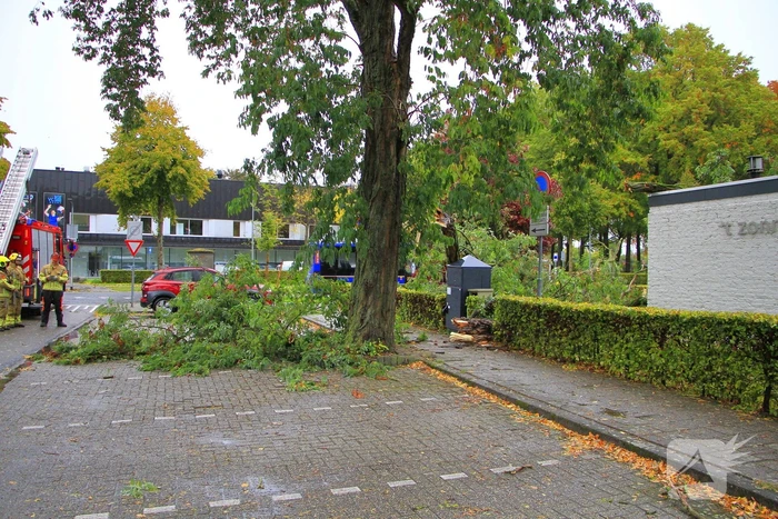 Grote tak valt door dak bij woning