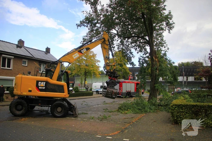 Grote tak valt door dak bij woning