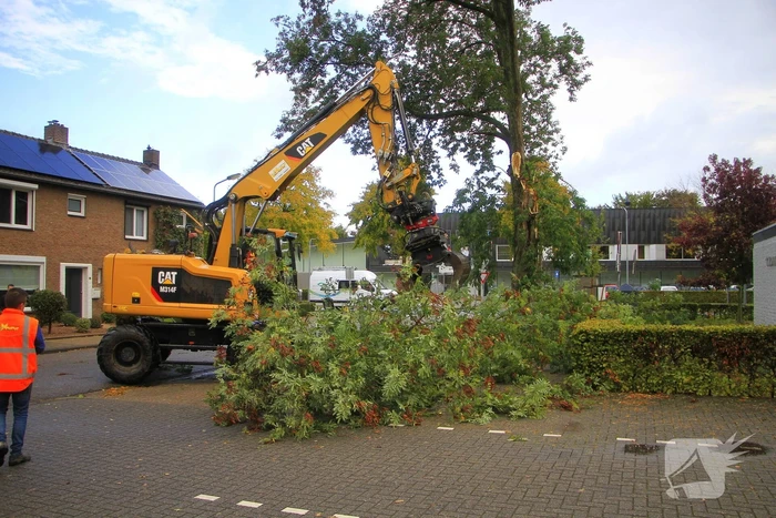 Grote tak valt door dak bij woning