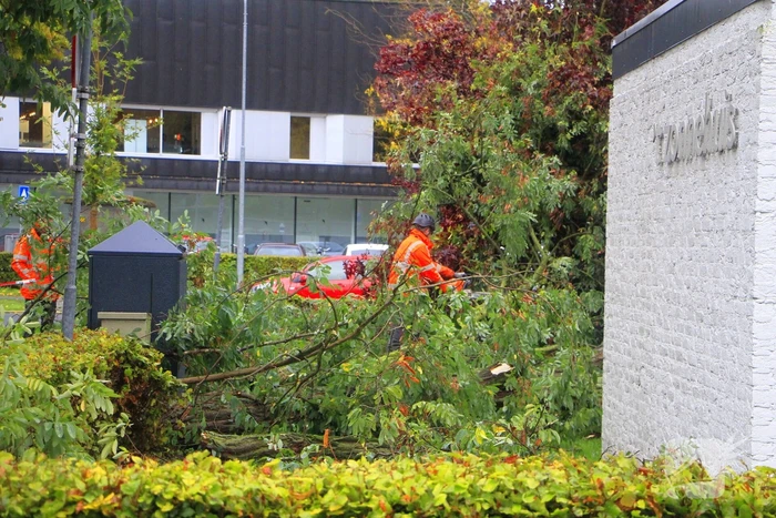 Grote tak valt door dak bij woning