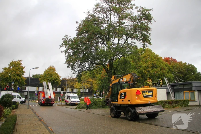 Grote tak valt door dak bij woning