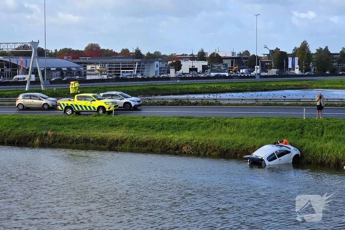 Voertuig belandt in water na slippartij