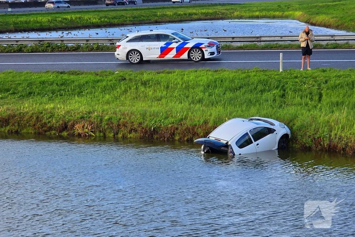 Voertuig belandt in water na slippartij