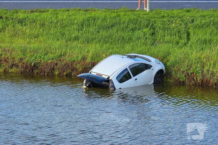 Voertuig belandt in water na slippartij