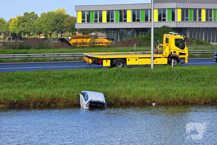 Voertuig belandt in water na slippartij