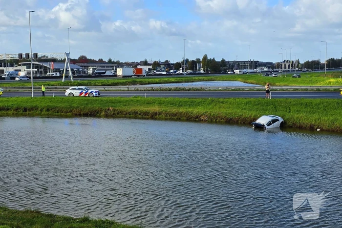 Voertuig belandt in water na slippartij