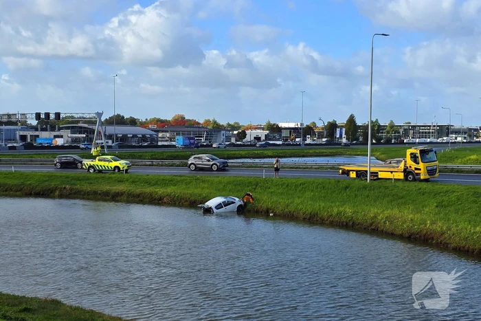 Voertuig belandt in water na slippartij