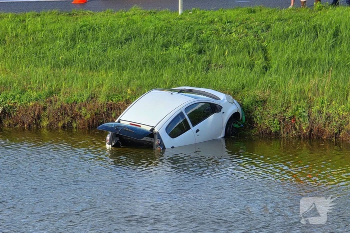 Voertuig belandt in water na slippartij
