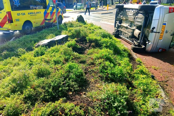 Auto belandt op zijkant op het fietspad