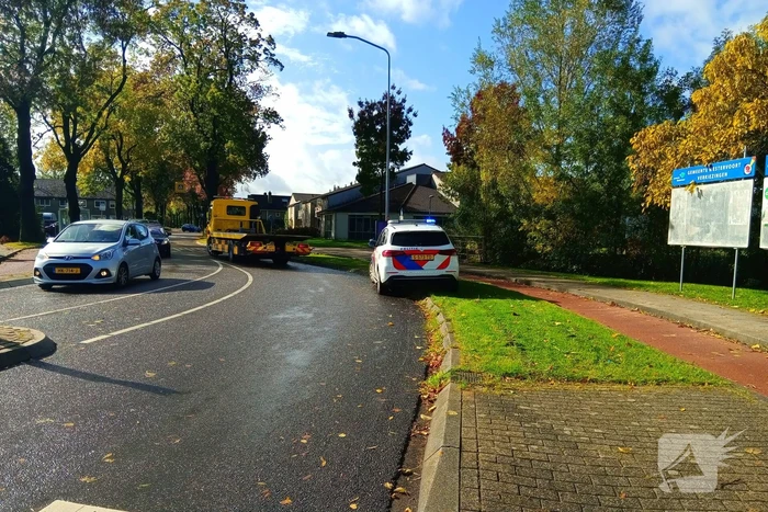 Auto belandt op zijkant op het fietspad