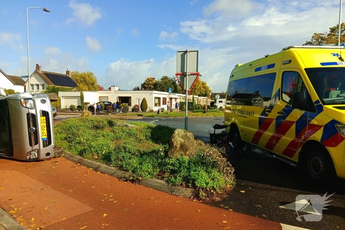 Auto belandt op zijkant op het fietspad