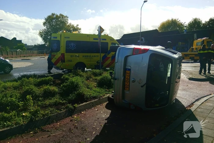 Auto belandt op zijkant op het fietspad