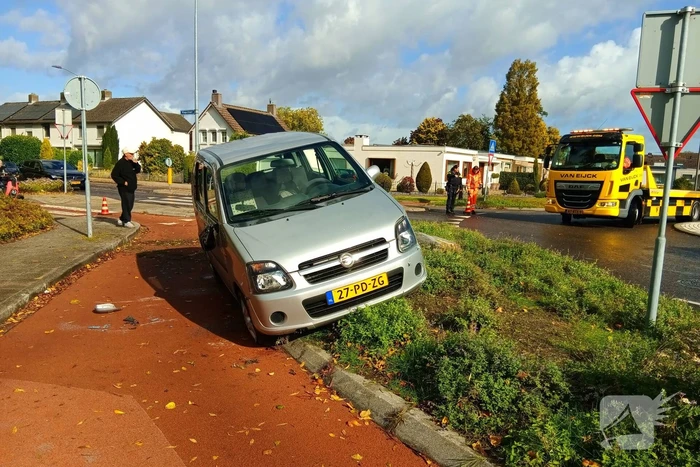 Auto belandt op zijkant op het fietspad