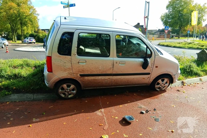 Auto belandt op zijkant op het fietspad