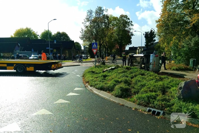 Auto belandt op zijkant op het fietspad