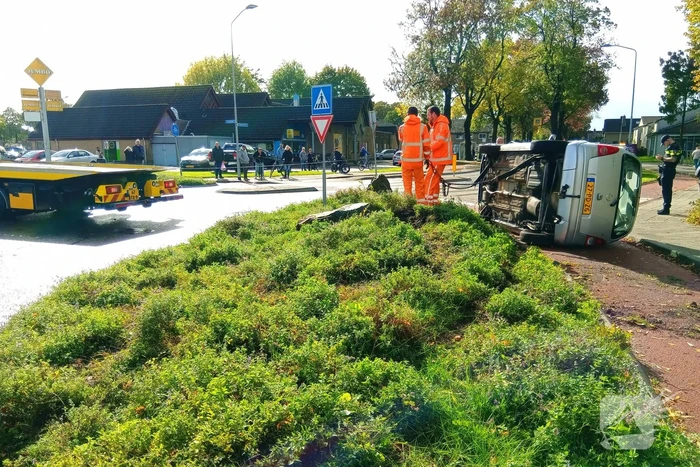 Auto belandt op zijkant op het fietspad