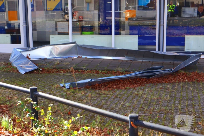 Dakrand waait los tijdens storm Amy