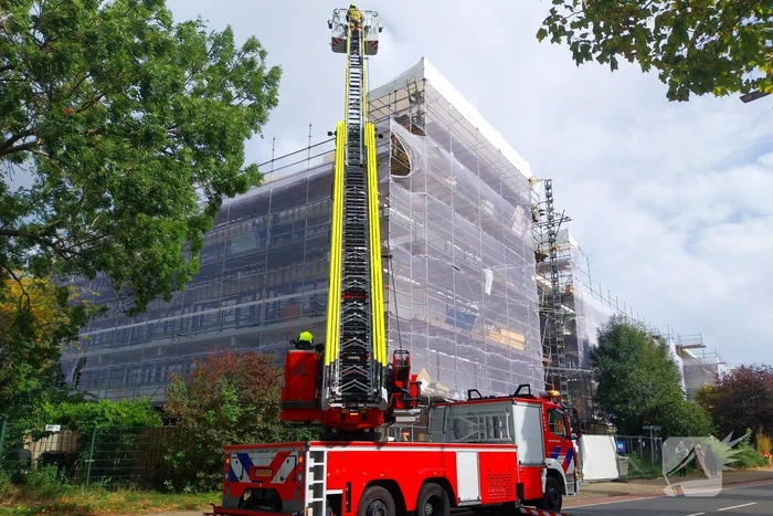 Loshangende plaat bij flat in renovatie