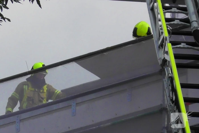 Loshangende plaat bij flat in renovatie