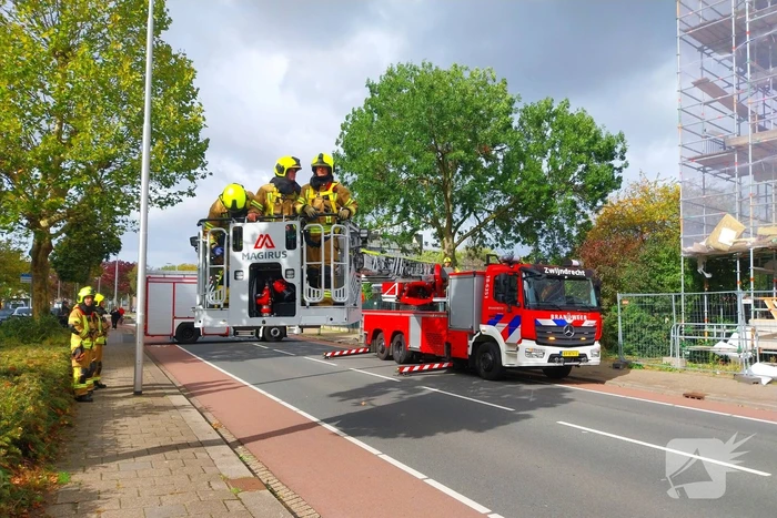 Loshangende plaat bij flat in renovatie
