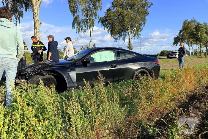 Auto vliegt uit de bocht en botst tegen boom