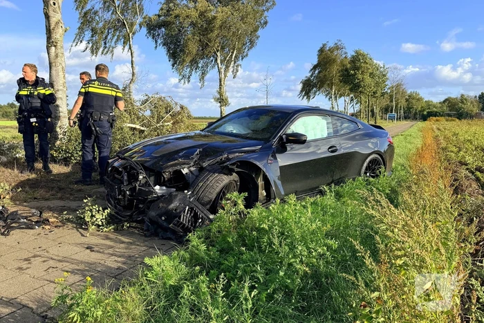 Auto vliegt uit de bocht en botst tegen boom