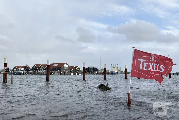 Hoge zeewaterstand overspoelt haven