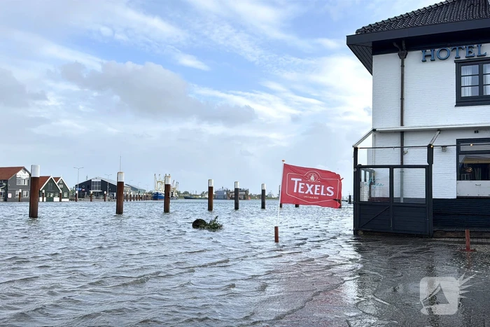 Hoge zeewaterstand overspoelt haven