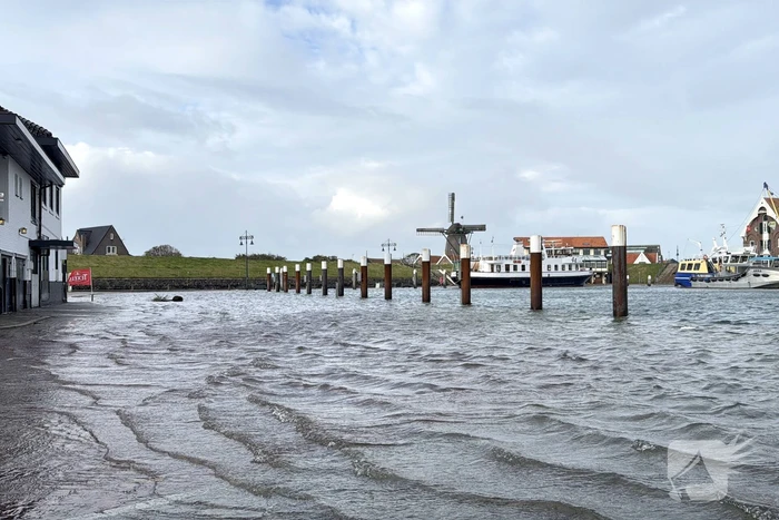 Hoge zeewaterstand overspoelt haven