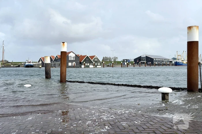 Hoge zeewaterstand overspoelt haven
