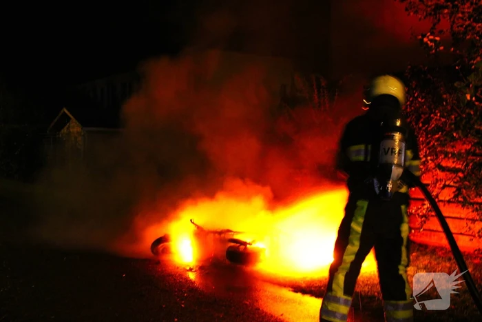 Scooterbrand in de nacht